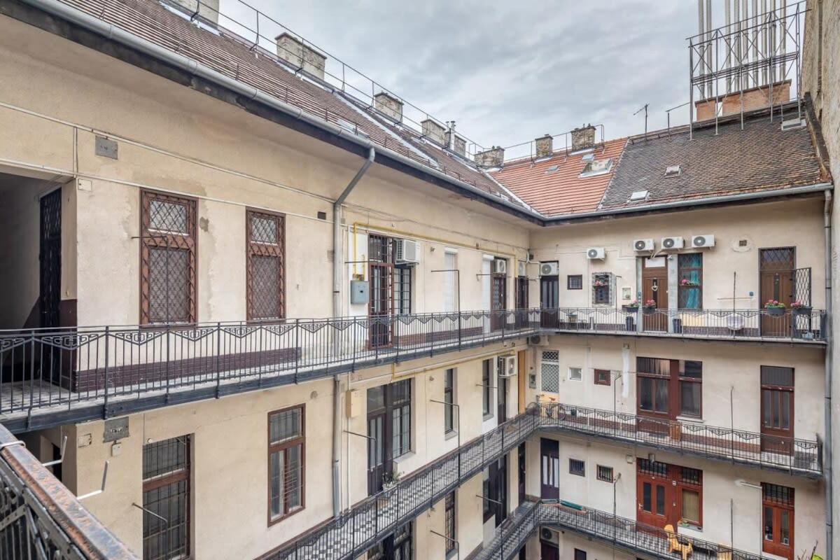 Super New * Budapeste